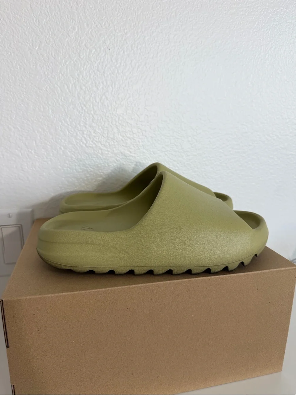 Adidas Yeezy Slide Resin Mens 8 Slides